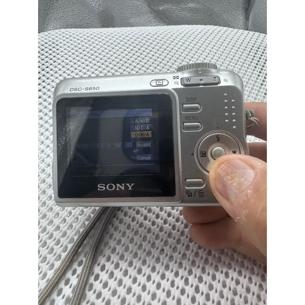 Sony Cyber-shot DSC-S650 7.2MP Digital Camera Silver Untested Read AS-IS